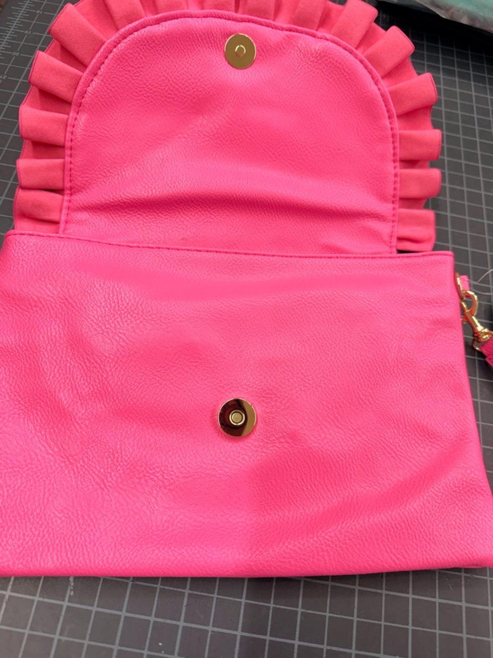 NWT Ruffle-Trim Hot Pink Viv and Lou Crossbody Chloe Bag - Picture 8 of 9